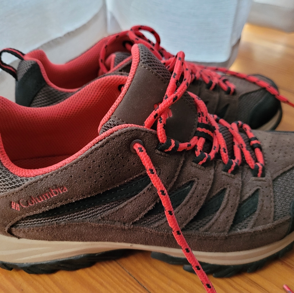 Columbia hiking shoes size 9